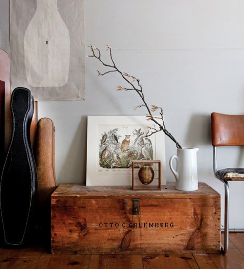 Un coin déco récup avec un vieux coffre en bois et quelques objets vintage