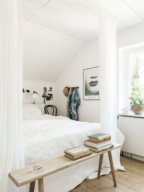 un banc pour décorer au pied du lit