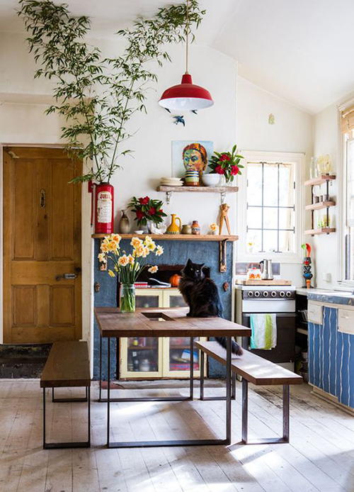 un banc comme siège de table