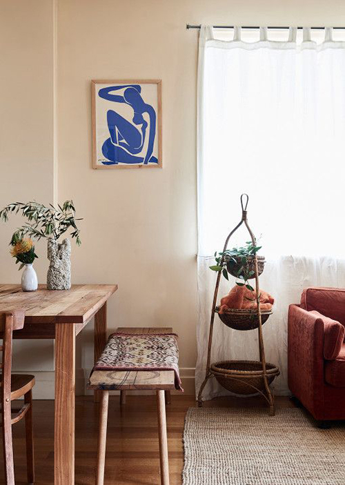 un banc comme siège de table