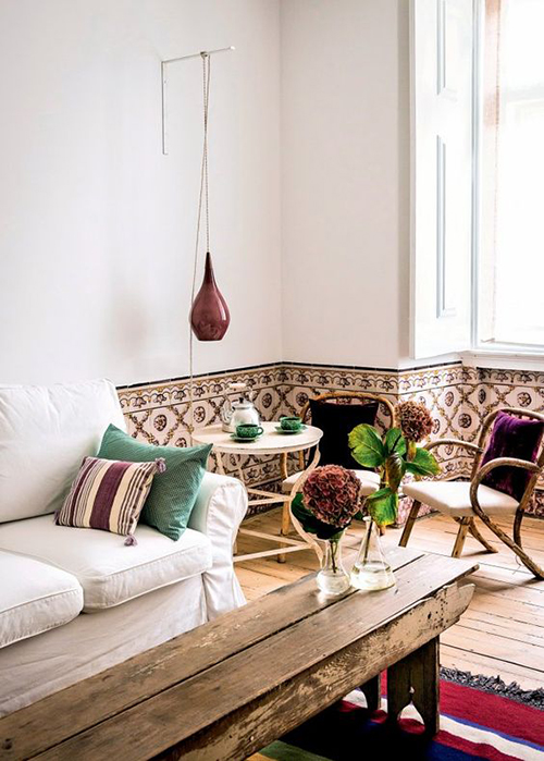 un banc en table basse dans le salon