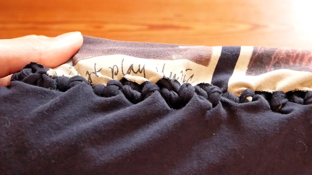 détail des nœuds du sac à provisions fabriqué avec un T-shirt