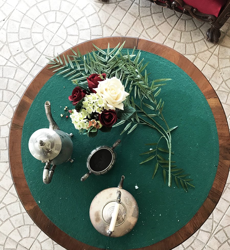 table de jeu dans un château abandonné, urbex