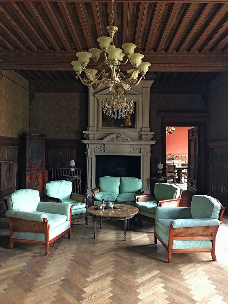 grand salon dans un château abandonné, urbex