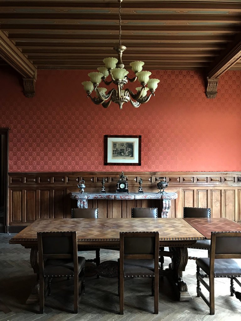 grande salle à manger dans un château abandonné, urbex