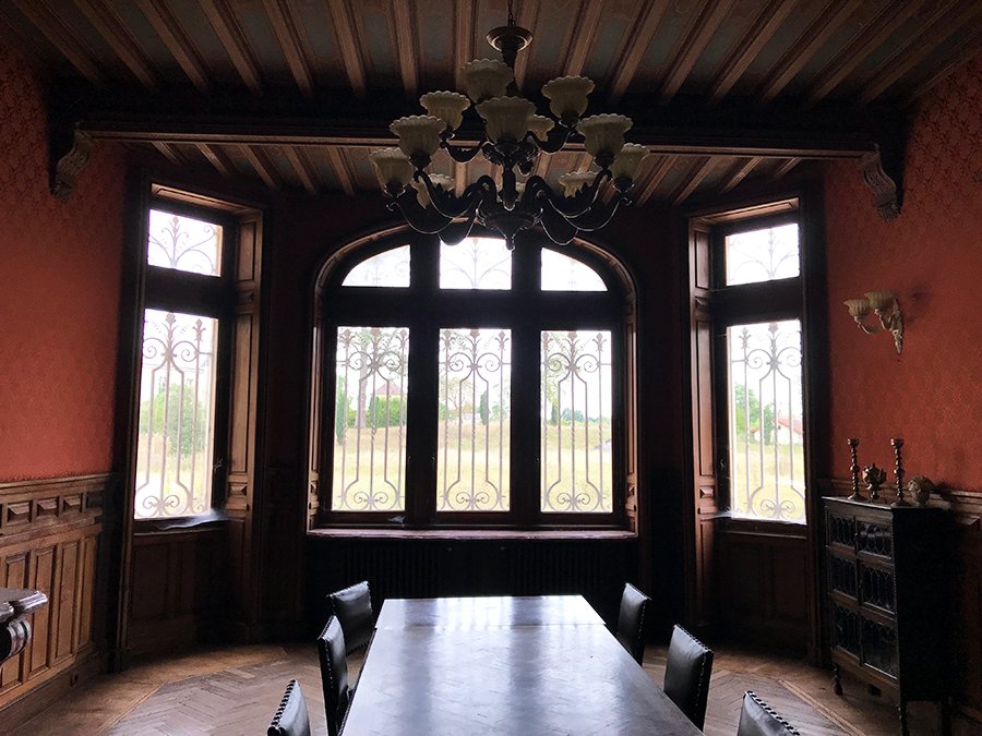 grande fenêtre dans la salle à manger dans un château abandonné, urbex