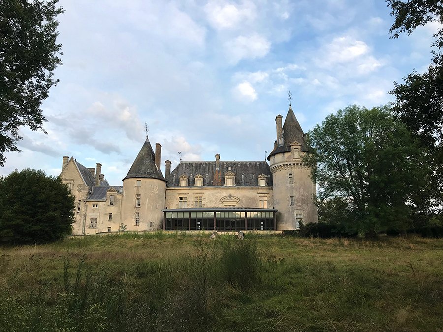 vue d'un château abandonné en urbex