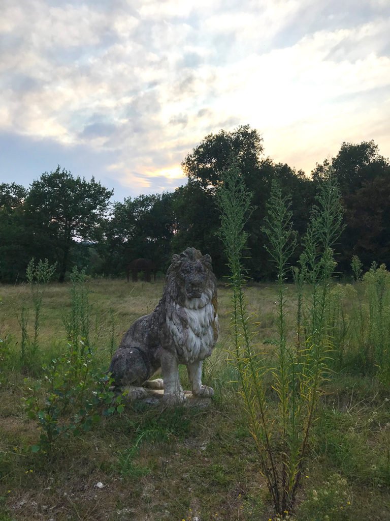 statue de lion en pierre urbex
