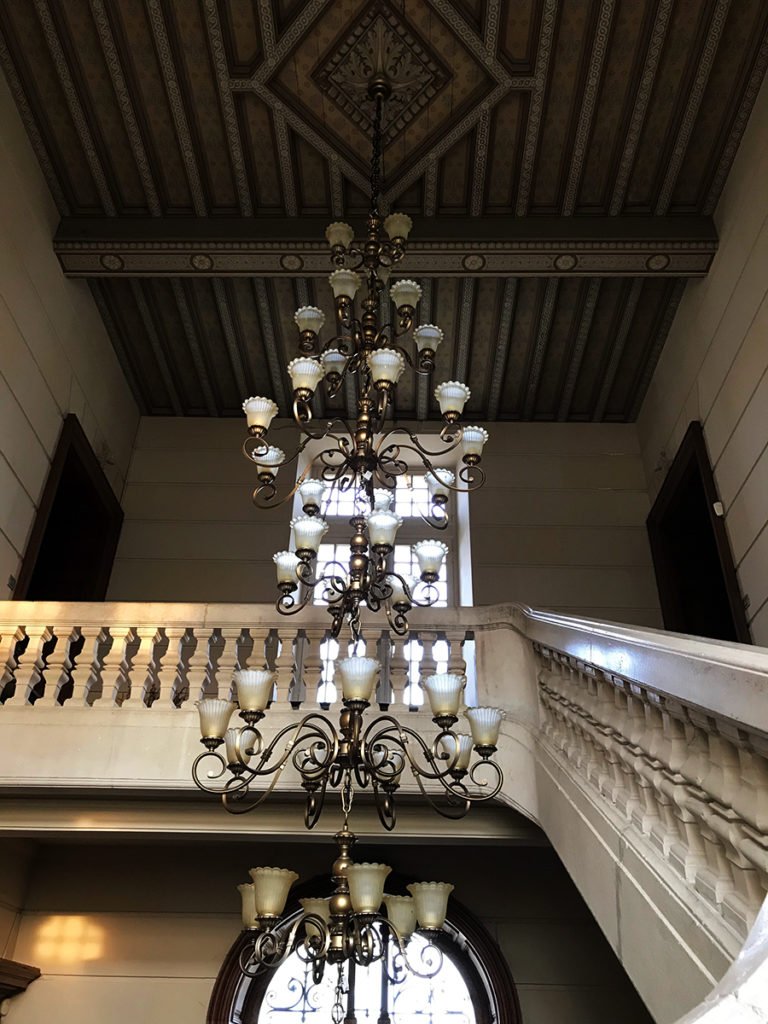 lustre du grand escalier central dans un château abandonné, urbex