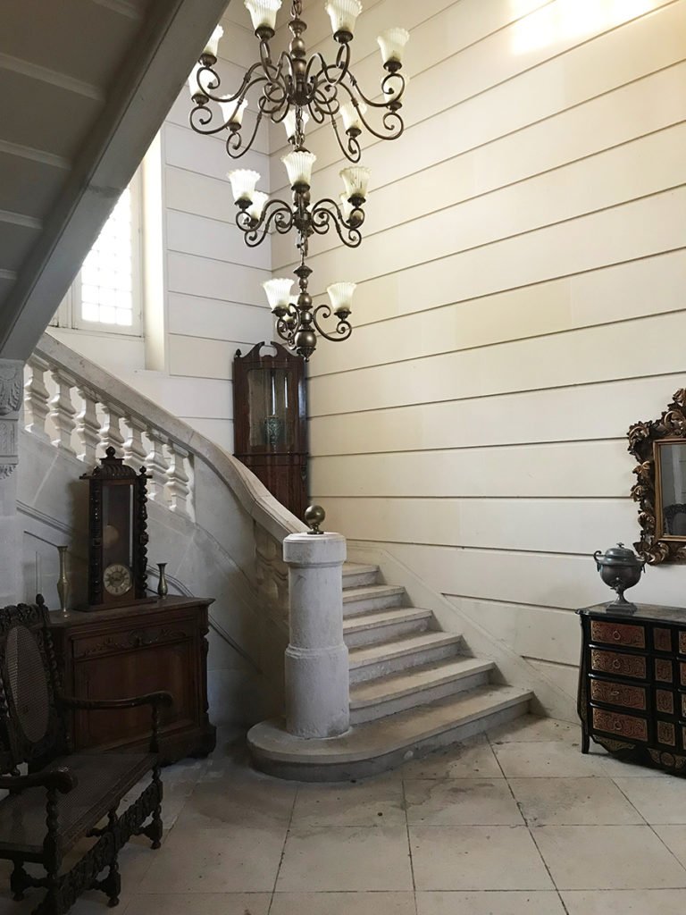 grand escalier central dans un château abandonné, urbex