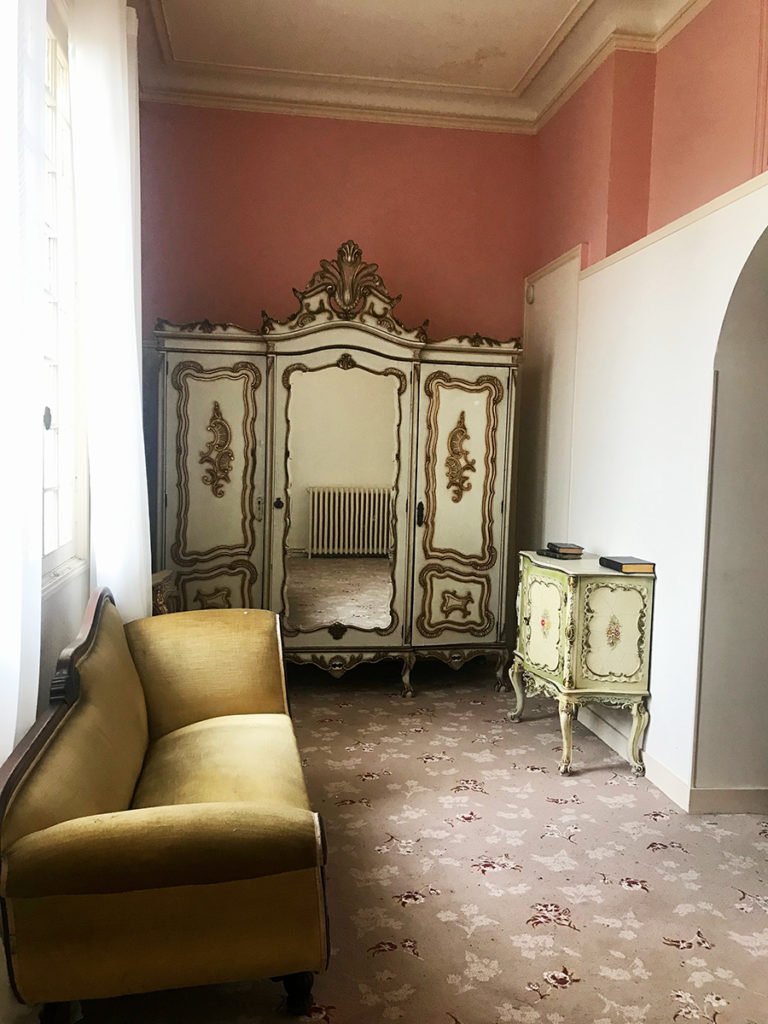 petit salon dans un grand château abandonné, urbex