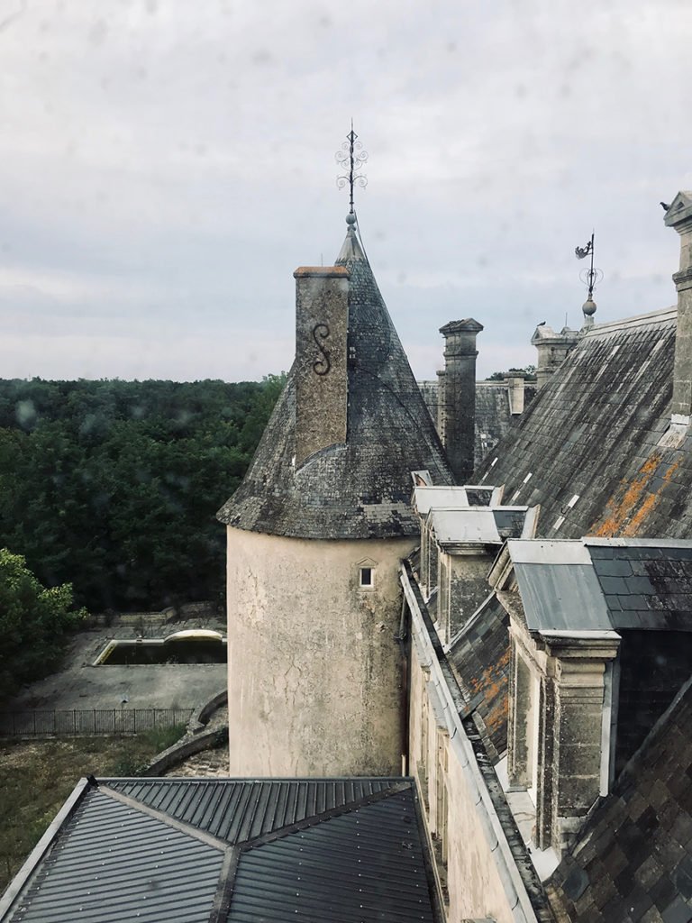 vue sur les toits d'un château abandonné, urbex