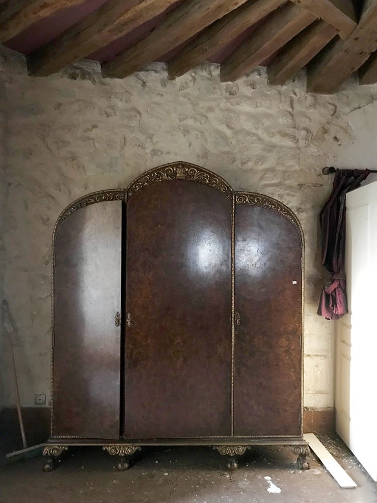 armoire de chambre dans un château abandonné, urbex