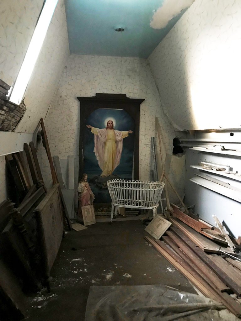 grenier avec de vieux objets dans un château abandonné, urbex