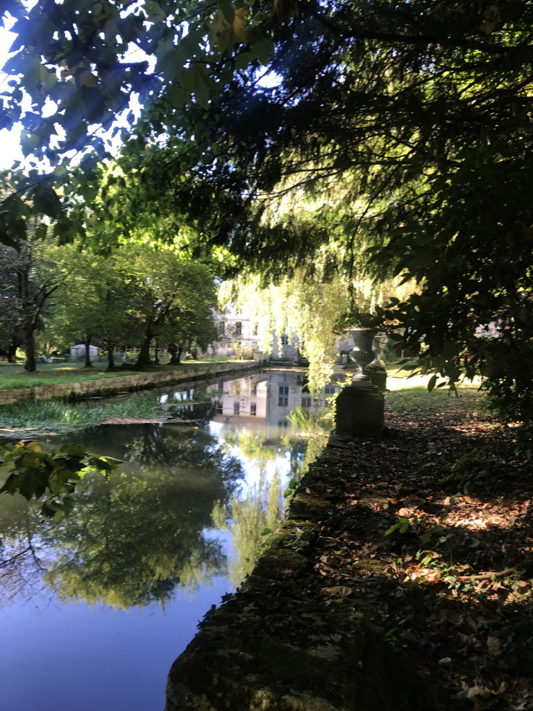 le canal dans le parc du château de la Courade en Charente