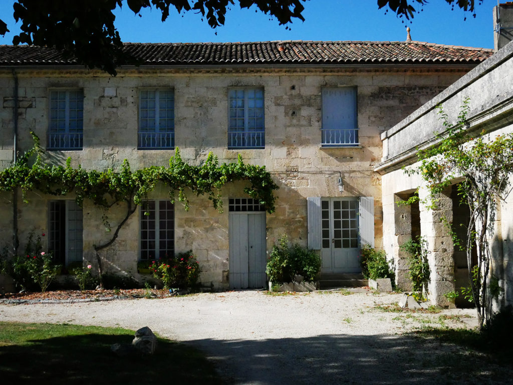 façade du domaine de la Courade en Charente vue sur les logements des ouvriers
