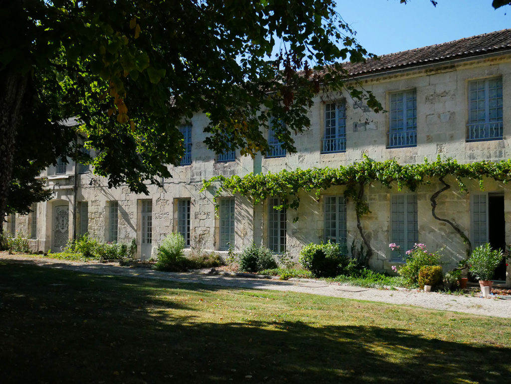façade du domaine de la Courade en Charente vue sur les logements des ouvriers