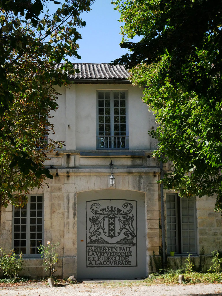 plaque incrustée dans la façade du moulin de la Courade en charente avec inscription : papier fait main...