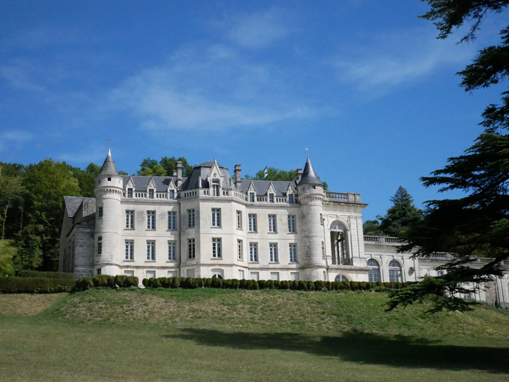 vue extérieure du château de la mercerie en charente