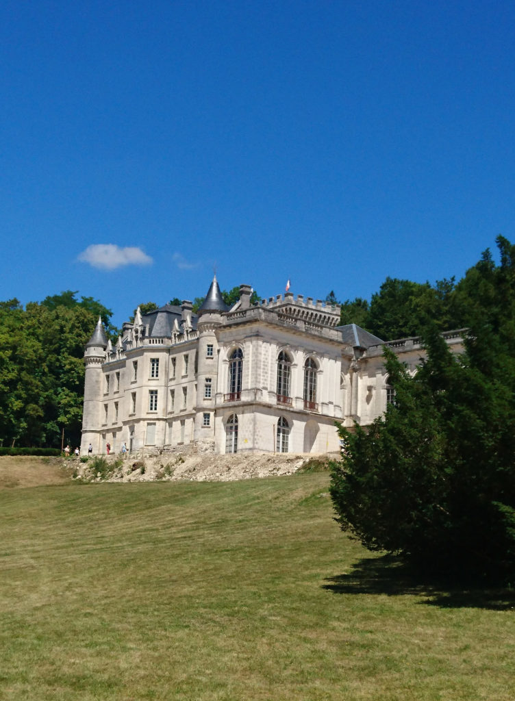 vue extérieure du château de la mercerie en charente