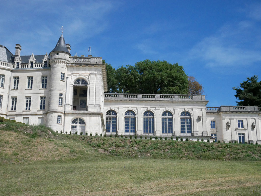 vue extérieure du château de la mercerie en charente