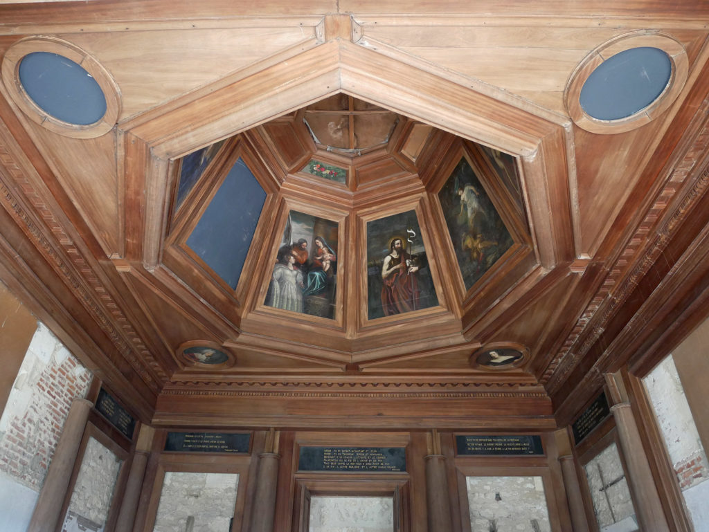 chambre en bois sculpté du château de la mercerie en charente