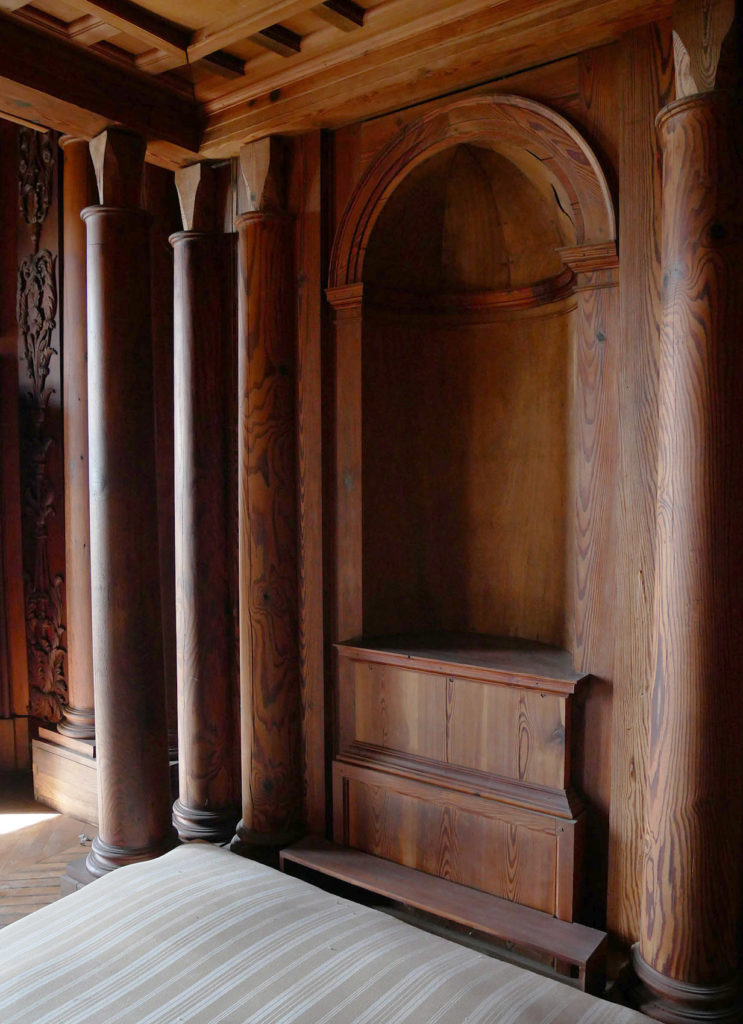 chambre en bois sculpté du château de la mercerie en charente