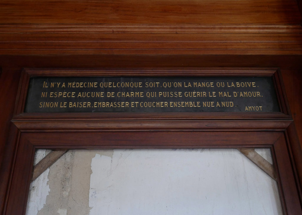 citation au dessus d'une porte bois sculpté du château de la mercerie en charente