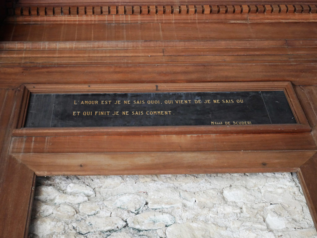 citation au dessus d'une porte bois sculpté du château de la mercerie en charente