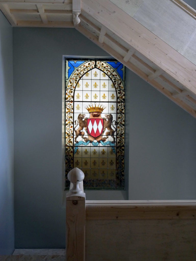 vitrail dans l'escalier du château de la mercerie en charente