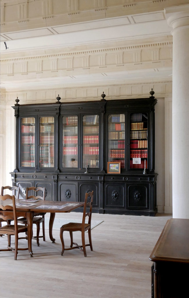 salle bibliothèque du château de la mercerie en charente