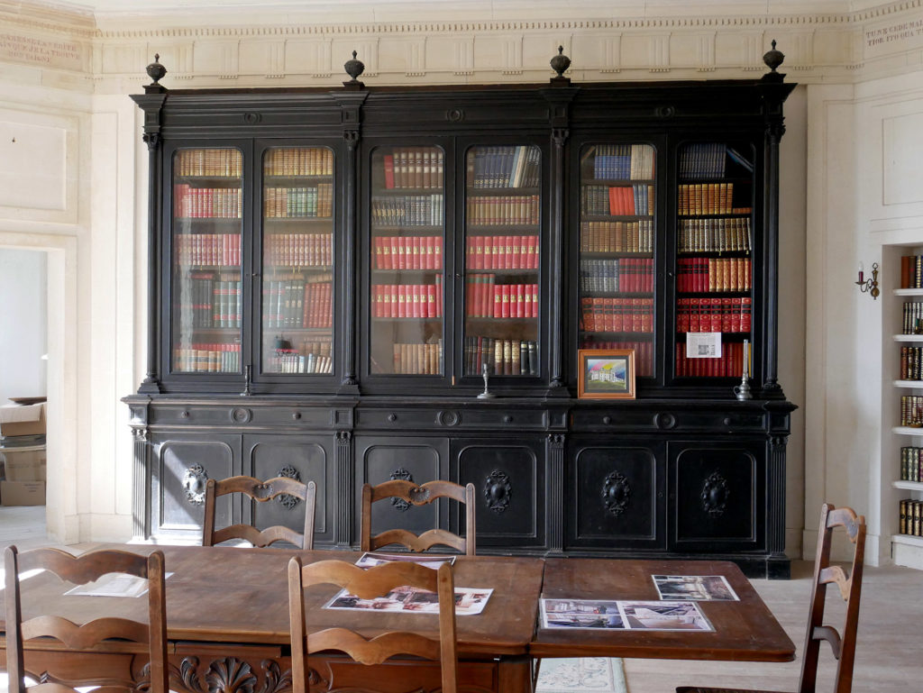 salle bibliothèque du château de la mercerie en charente