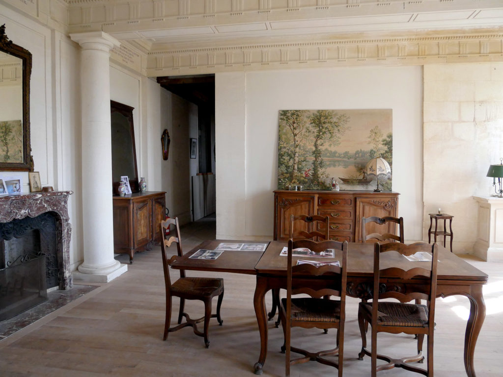 salle bibliothèque du château de la mercerie en charente