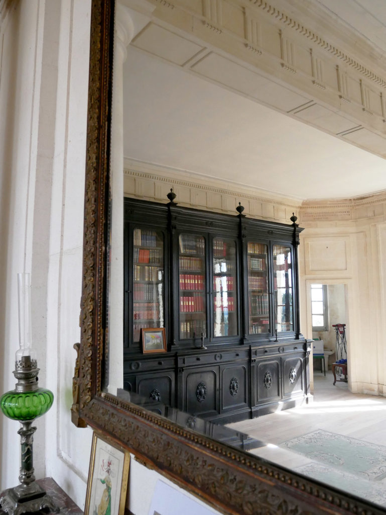 salle bibliothèque du château de la mercerie en charente