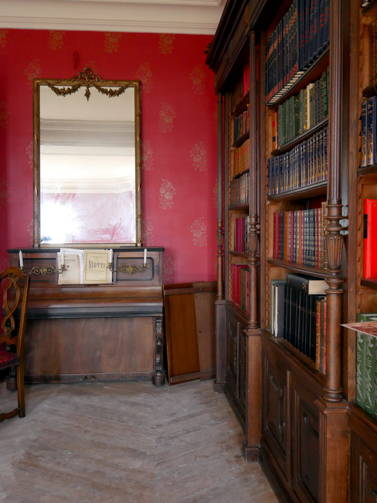 piano et bibliothèque au château de la mercerie en charente