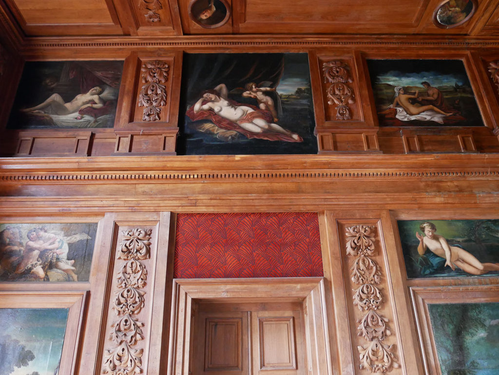 détail de papier peint sur mur du château de la mercerie en charente