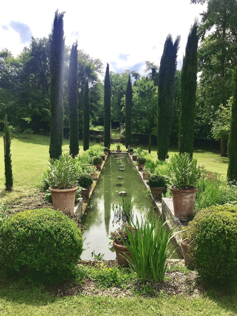 vue du bassin dans les jardins du Logis de Forge en Charente