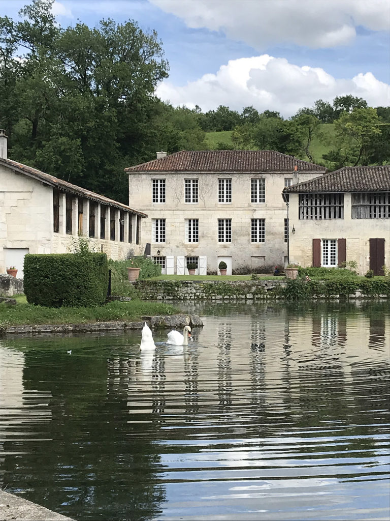 vue extérieure des jardins du Logis de Forge en Charente