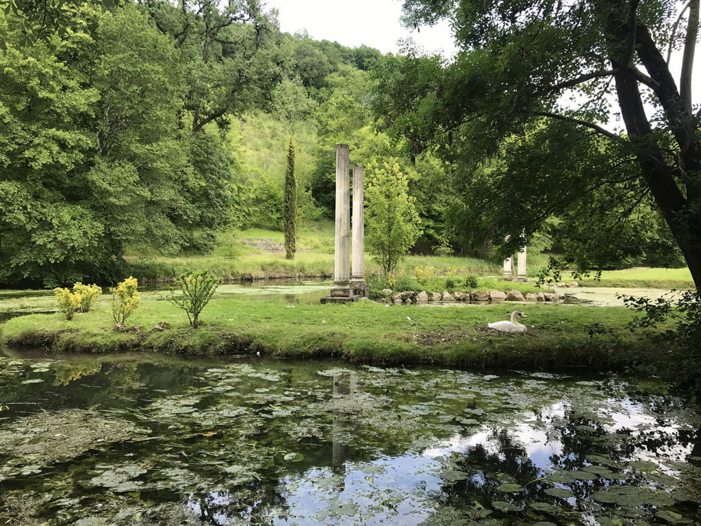 vue du bassin dans les jardins du Logis de Forge en Charente