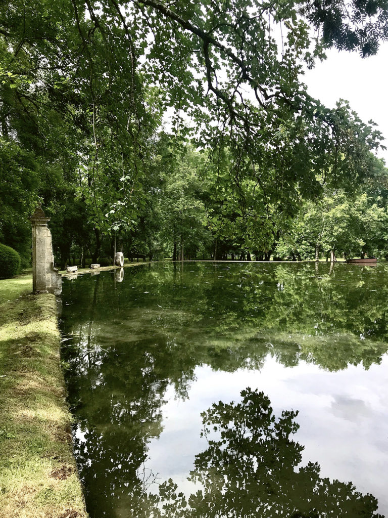 vue du bassin dans les jardins du Logis de Forge en Charente