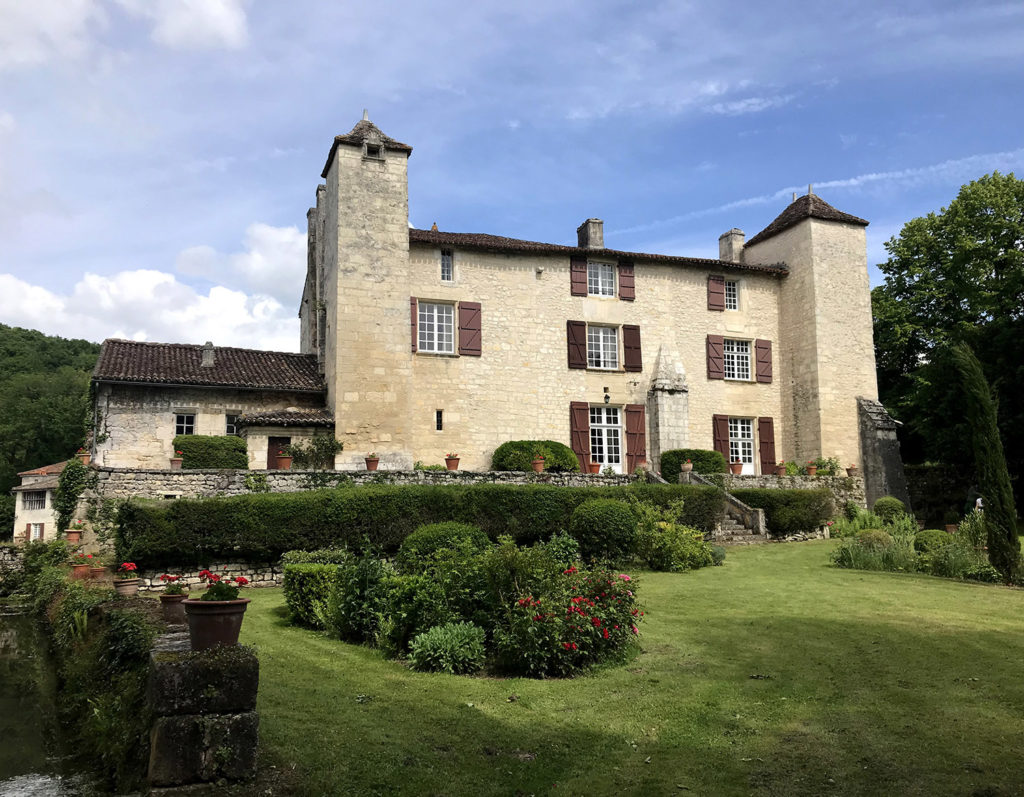 façade de la maison des propriétaires dans les jardins du Logis de Forge en Charente