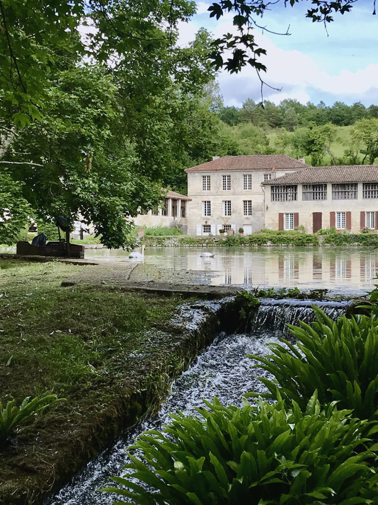 le ruisseau dans les jardins du Logis de Forge en Charente