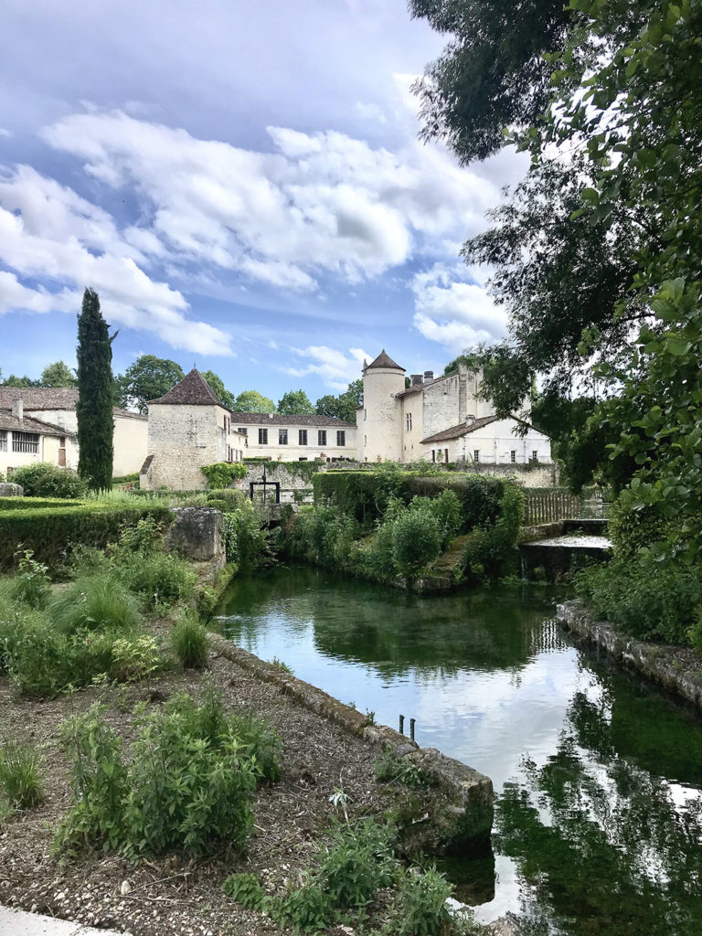 le ruisseau dans les jardins du Logis de Forge en Charente