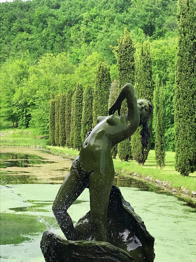 statue dans les jardins du Logis de Forge en Charente