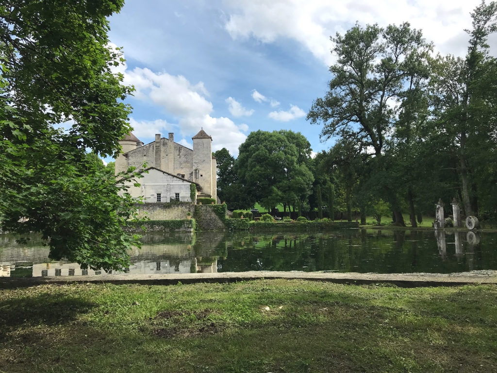 vue sur le bassin dans les jardins du Logis de Forge en Charente