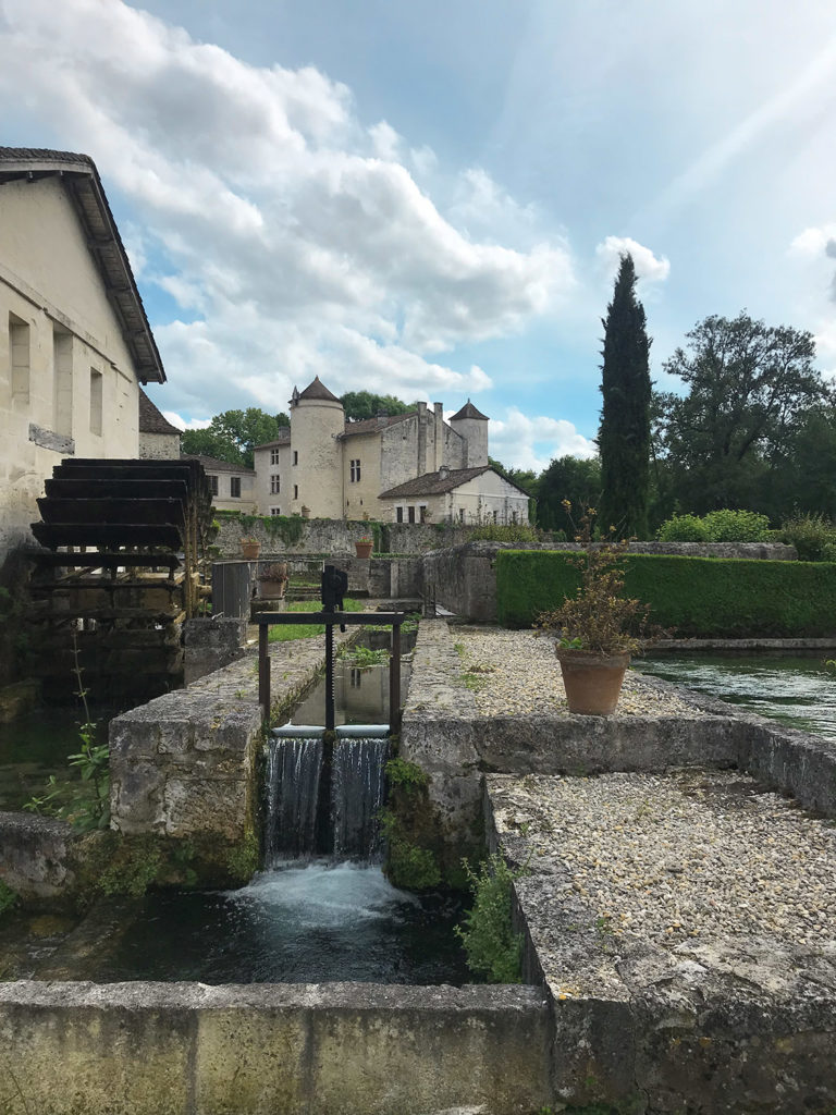 le moulin dans les jardins du Logis de Forge en Charente