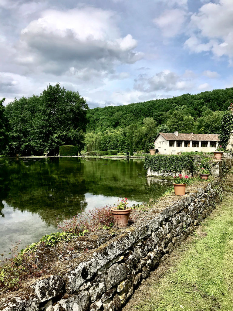 vue sur le bassin dans les jardins du Logis de Forge en Charente