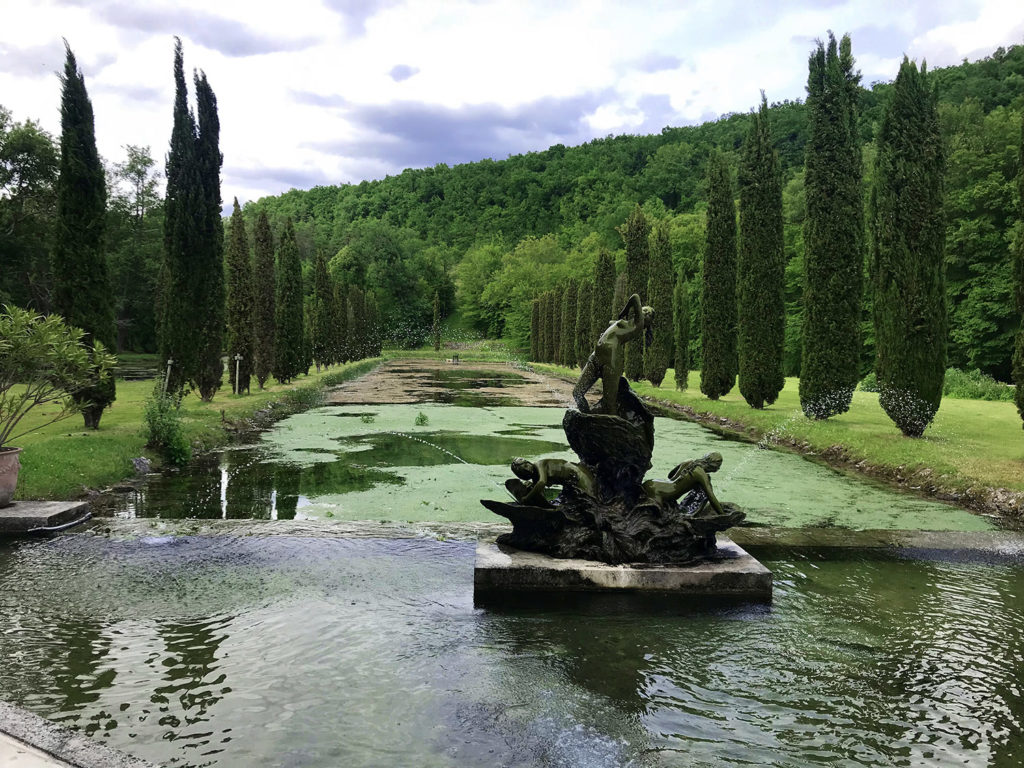 statue dans les jardins du Logis de Forge en Charente