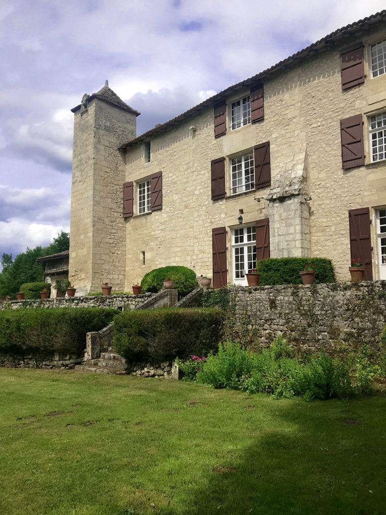 façade de la maison des propriétaires dans les jardins du Logis de Forge en Charente