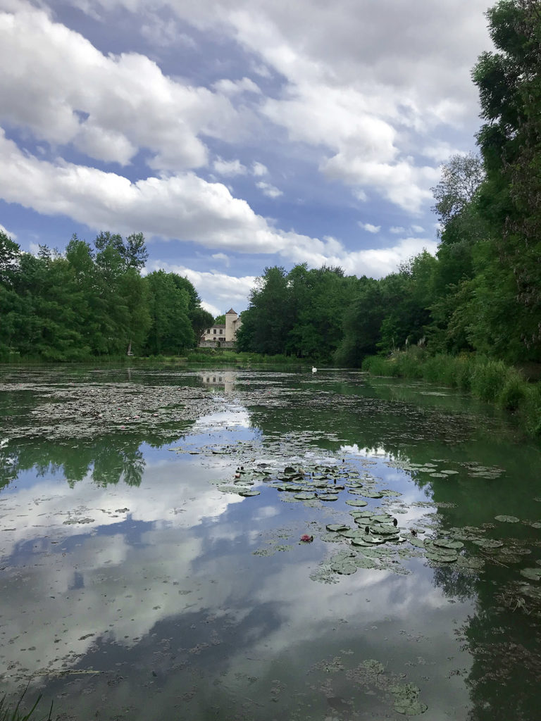 vue de l'étang dans les jardins du Logis de Forge en Charente